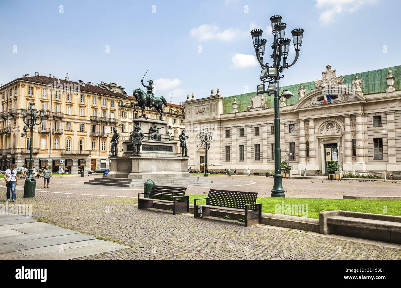 Turin, Italie - 08 juillet 2016 : monument équestre au roi Charles Albert de Sardaigne sur la Piazza Carlo Alberto à Turin Banque D'Images