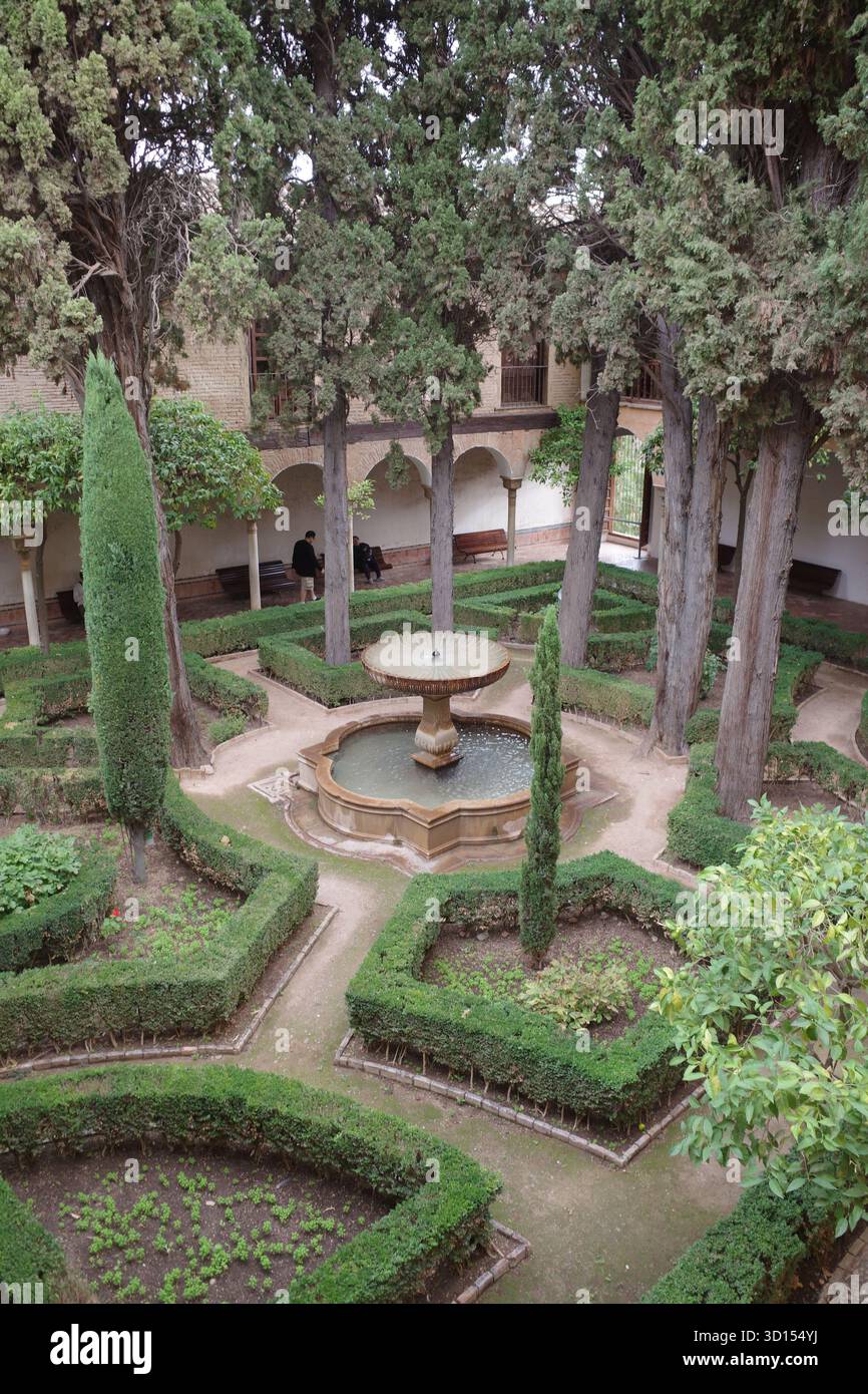 Grenade, Espagne - 21 octobre 2025 : jardin Daraxas aux palais nasrides de l'Alhambra Banque D'Images