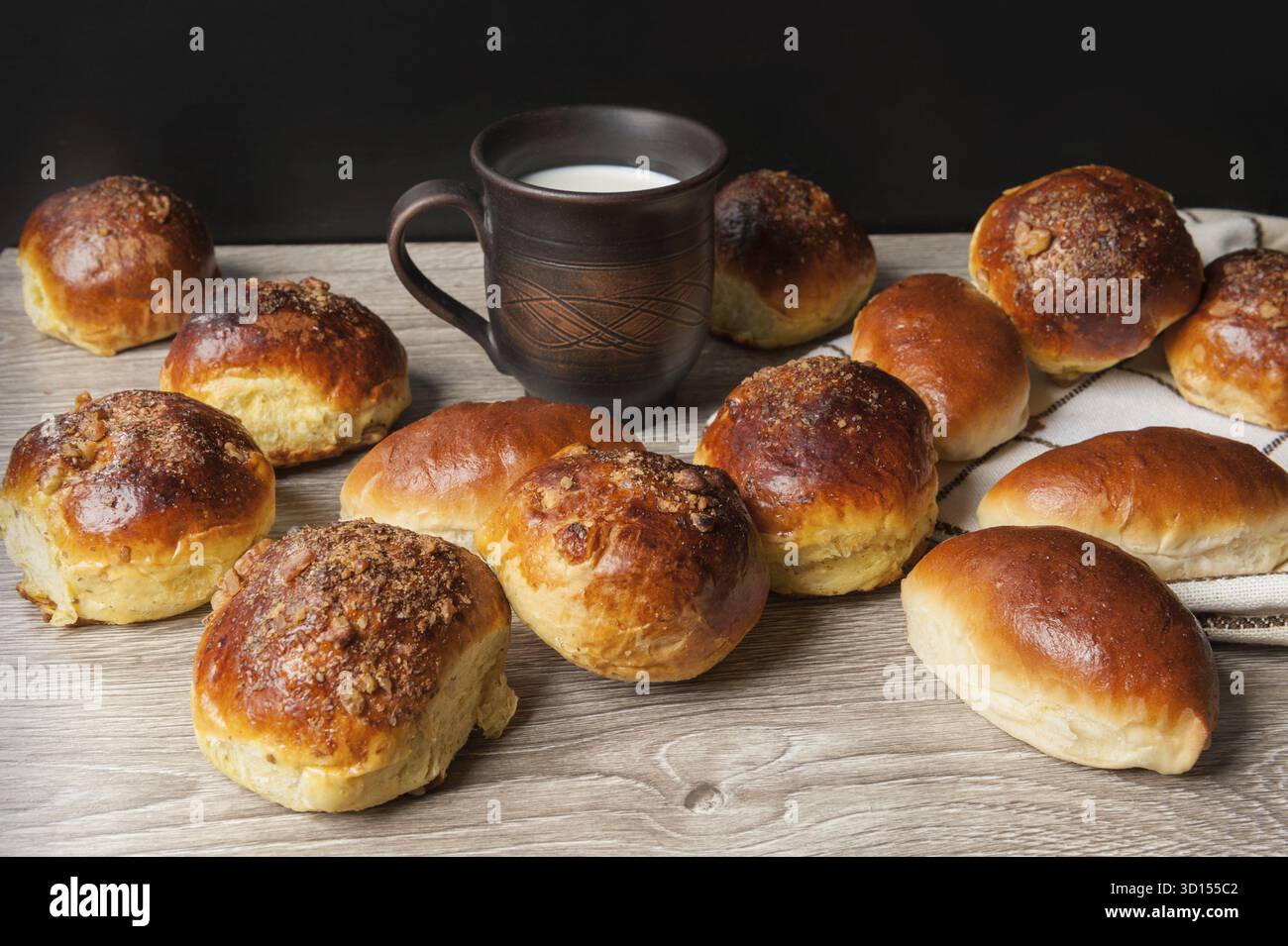 Petits pains et tartes et verre d'argile avec du lait Banque D'Images