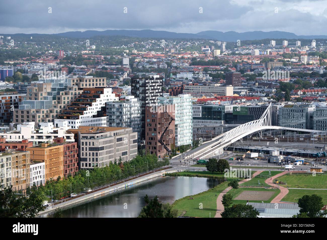 Oslo, Norvège - 12 septembre 2025 : panorama de la ville moderne d'Oslo, architecture des bâtiments dans le nouveau quartier de Bjorvika Banque D'Images