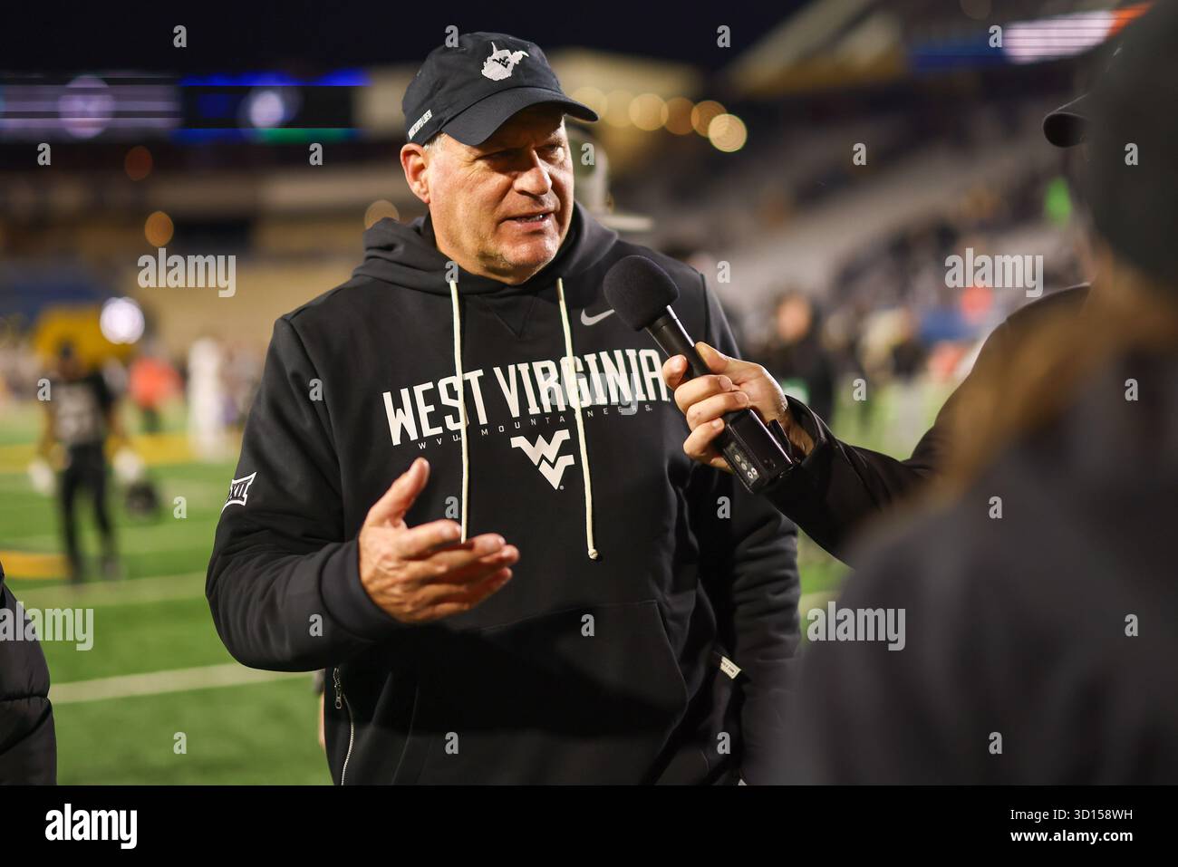Morgantown, États-Unis. 25 octobre 2025. Morgantown, WV : L’entraîneur-chef des Mountaineers de Virginie occidentale, Rich Rodriguez, s’entretient avec les médias après le match de football de la NCAA contre les Horned Frogs de l’Université chrétienne du Texas, le samedi 25 octobre 2025 au Mountaineer Field au stade Puskar de Milan. Les grenouilles cornées battent les Mountaineers 23-17. (Steve Prakope/image of Sport) photo via Credit : Newscom/Alamy Live News Banque D'Images