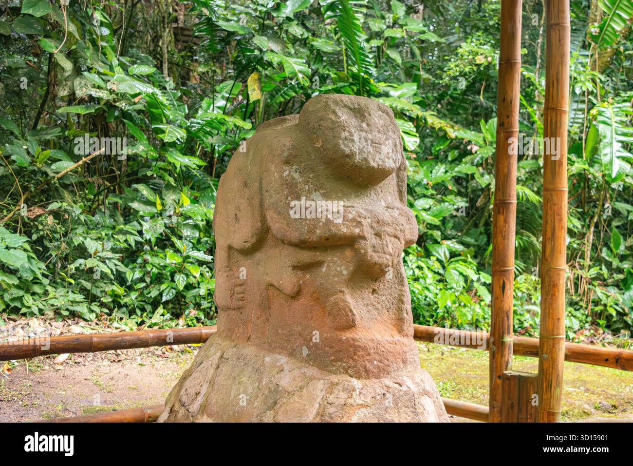 Une statue en pierre unique entourée d'une végétation luxuriante à San Agustin, Huila, Colombie, présentant l'art précolombien dans un site du patrimoine mondial de l'UNESCO. Banque D'Images