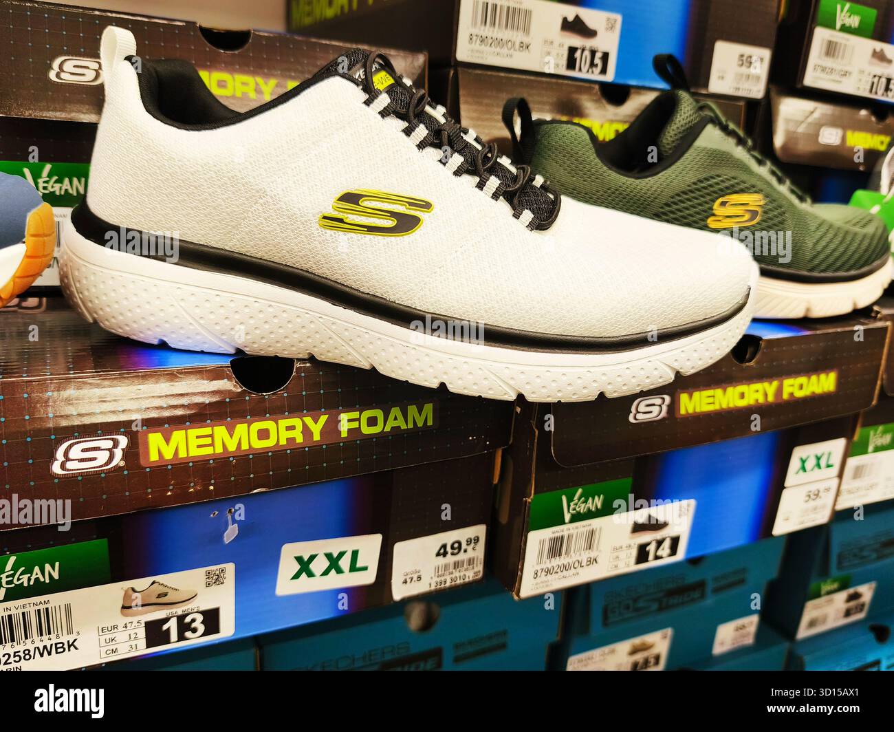 Iserlohn Allemagne octobre 26 2025 Sneakers Skechers sur l'étagère du magasin avec étiquettes de prix dans le magasin de détail Banque D'Images