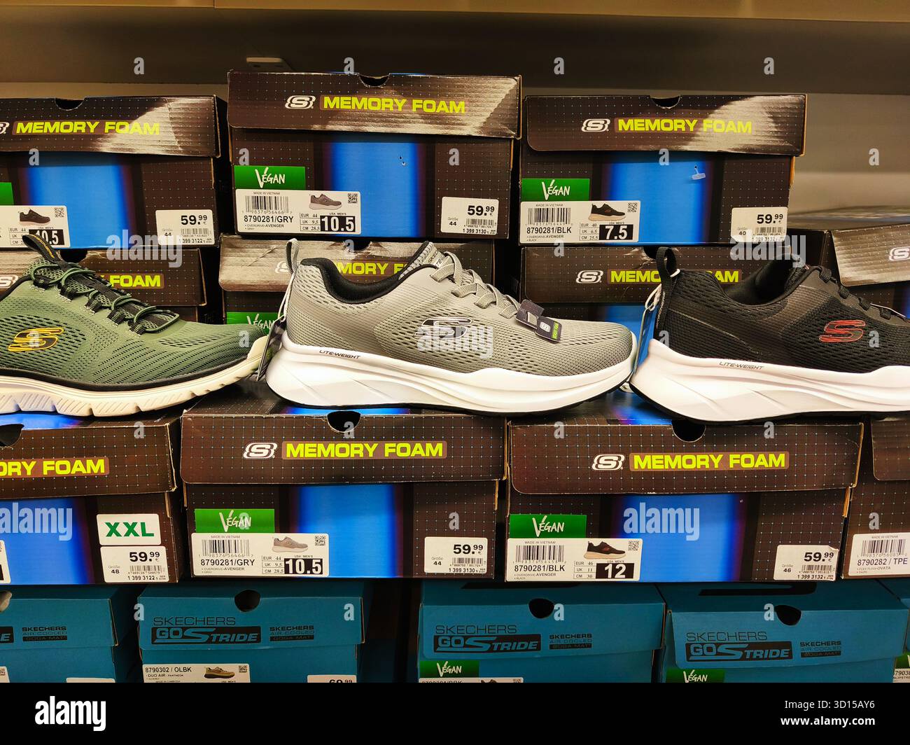 Iserlohn Allemagne octobre 26 2025 Sneakers Skechers sur l'étagère du magasin dans un magasin de détail Banque D'Images