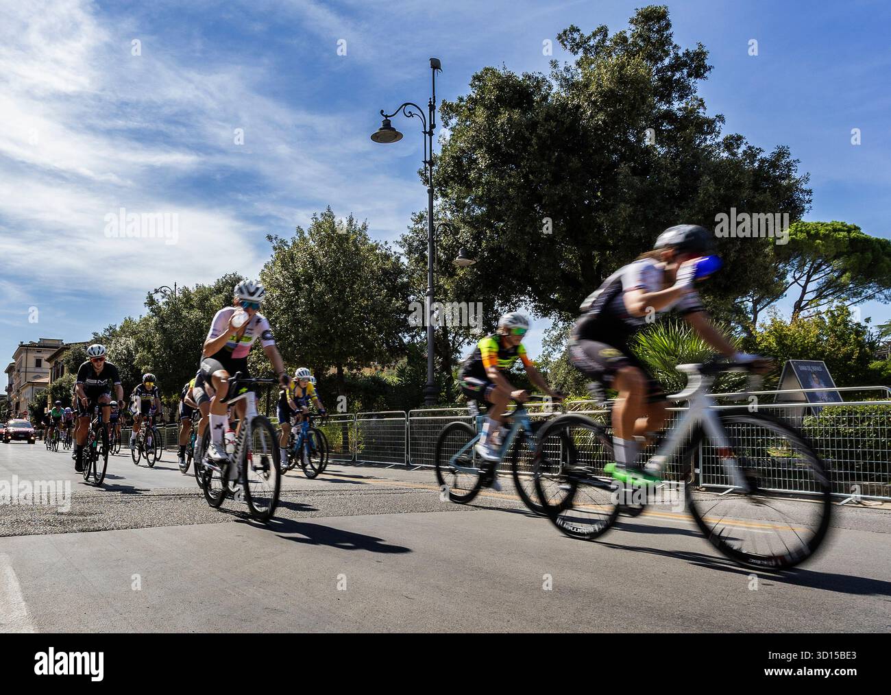 Une course cycliste internationale en Italie à la ligne d'arrivée à Monticatini terme Banque D'Images