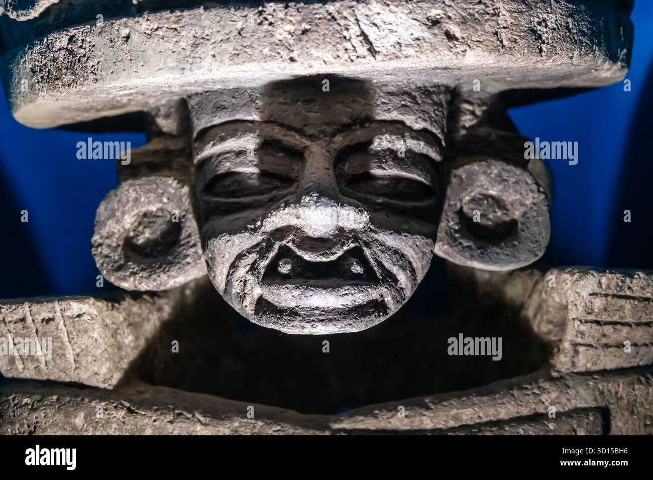 Ancienne figure en pierre de Huehueteotl, vieux Dieu du feu, symbole du temps et du renouveau, originaire de la culture mésoaméricaine primitive. Banque D'Images