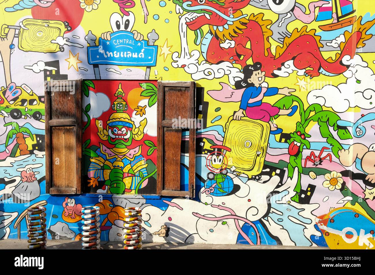 Murale colorée d'art de rue à Talat Noi, Bangkok, mettant en vedette des personnages de dessins animés ludiques et des motifs thaïlandais traditionnels. Banque D'Images