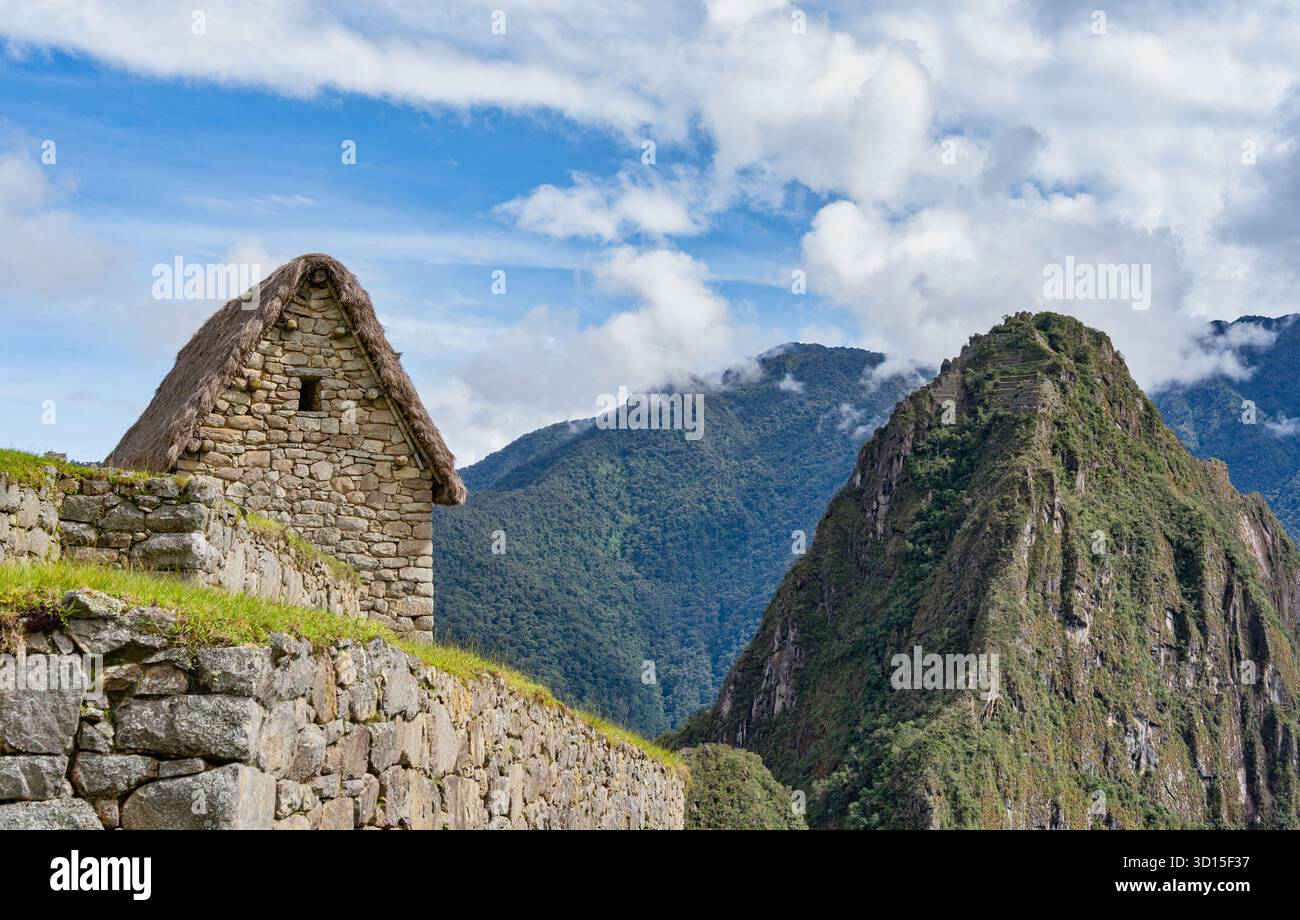 Vue panoramique avec Maison du gardien (Casa del Guardian) au Sanctuaire historique de Machu Picchu. Banque D'Images