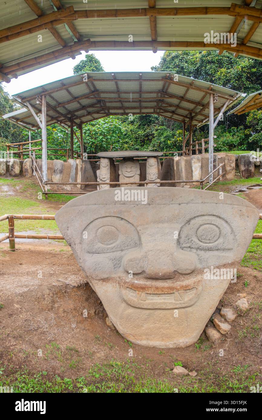 Statues en pierre dans le parc archéologique de San Agustin, présentant l'art précolombien en Colombie, site classé au patrimoine mondial de l'UNESCO. Banque D'Images