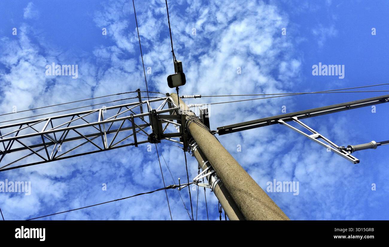 Appareillage industriel électrique à haute tension sur un fond de ciel nuageux bleu Banque D'Images