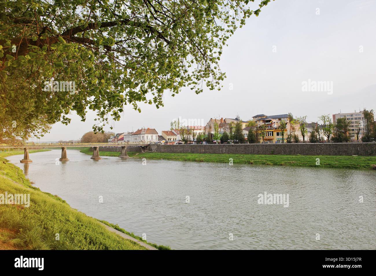 Coucher du soleil sur la rivière Uzh à Oujgorod, ville, vue de pont. Transcarpatie, Ukraine Europe Banque D'Images