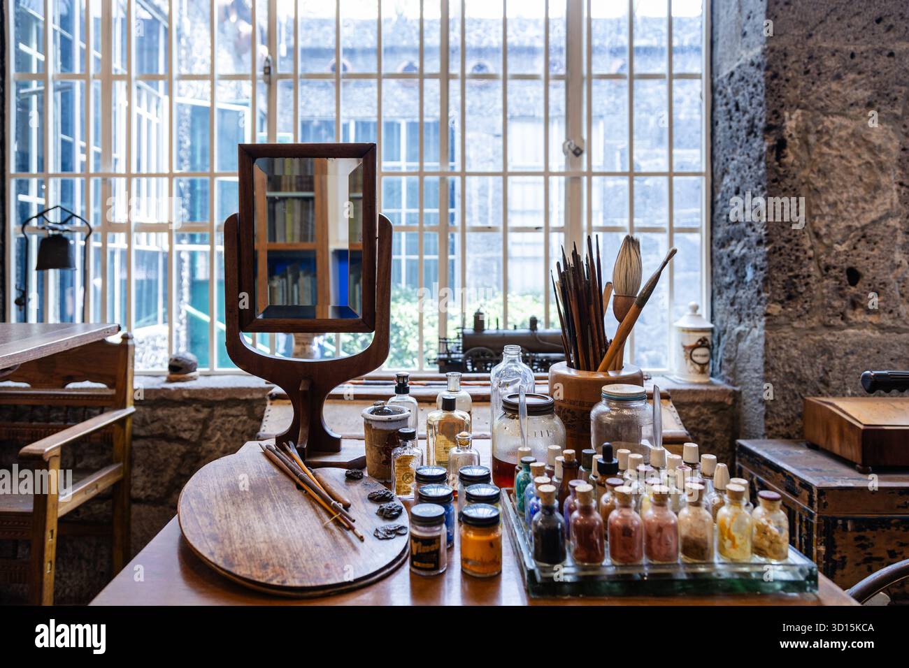 Table d’atelier d’art de Frida Kahlo à la Casa Azul, Mexico, avec bouteilles de peinture, pinceaux et miroir utilisés pour les autoportraits. Banque D'Images