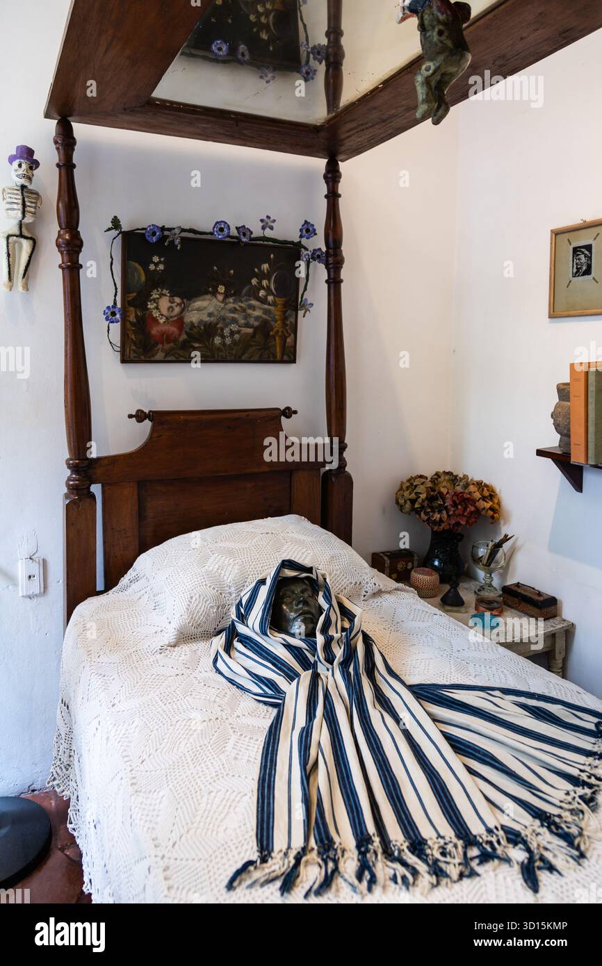 Le lit de Frida Kahlo avec son masque mortuaire et son miroir pour autoportraits, la Casa Azul, Mexico. Banque D'Images