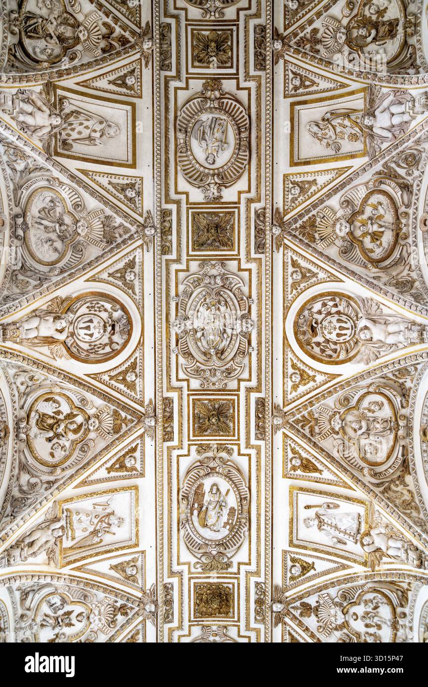 Cordoue, Cordoue - Espagne - 04-08-2024 : superbes détails de plafond à l'intérieur de la cathédrale de Mezquita, avec des motifs ornés et une signification religieuse Banque D'Images