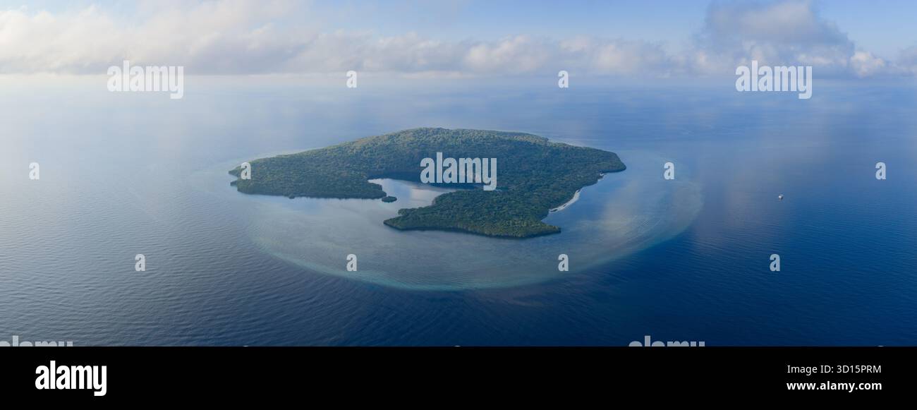 L'île isolée de Pulau Terbang se trouve au milieu de la mer de Banda, en Indonésie. Entourée de récifs coralliens, cette île abrite une grande biodiversité. Banque D'Images