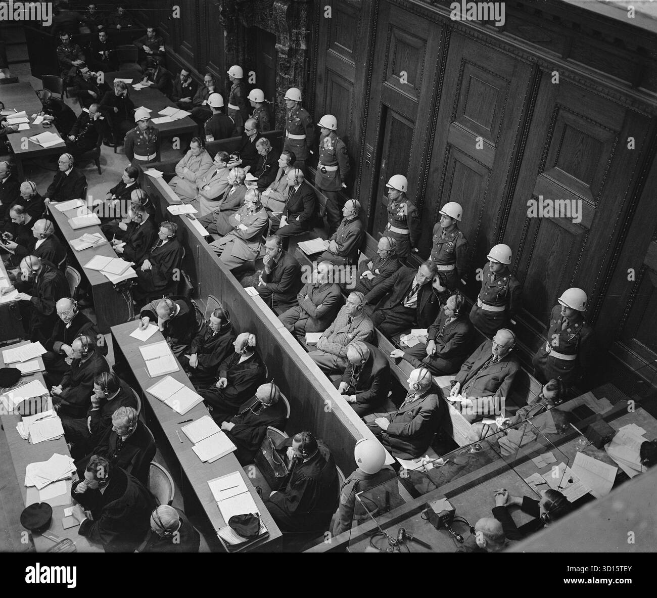 NURENBERG, ALLEMAGNE - 04 décembre 1945 - des nazis de haut rang aux procès de Nurenberg. À l'extrême gauche de l'étage inférieur se trouve Herman Goering - Geopix/Lou Woudhuyzen Banque D'Images