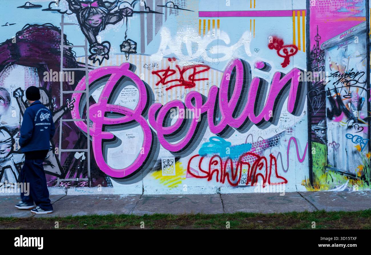 Graffiti rose « Berlin » au dos de la East Side Gallery à Berlin, en Allemagne. Art de rue berlinois, graffiti berlinois. Banque D'Images