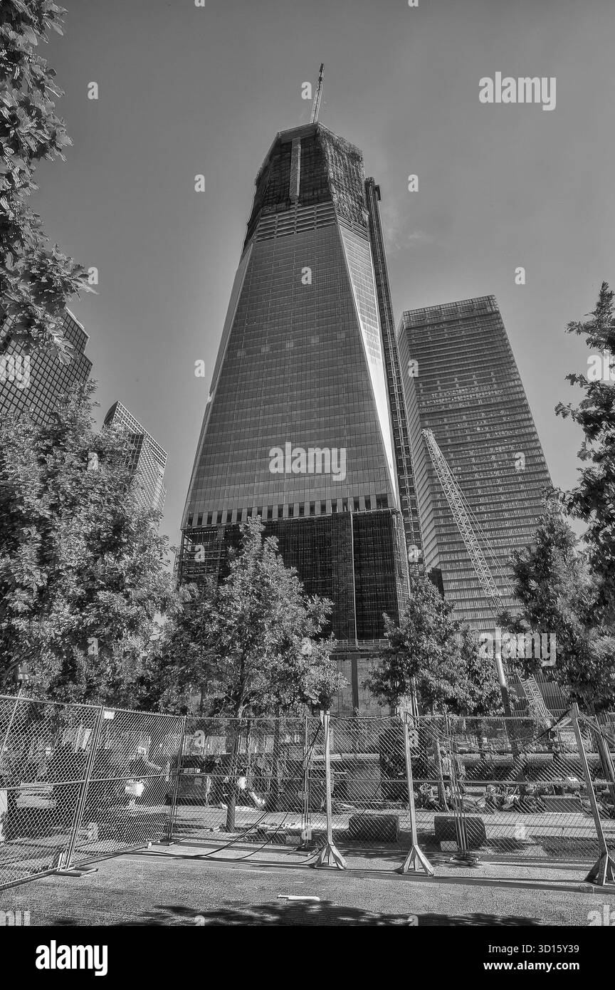 Tour de la liberté se levant du sol-zéro-du-septembre-11-2001-World-Trade-Center-bombardement- Banque D'Images