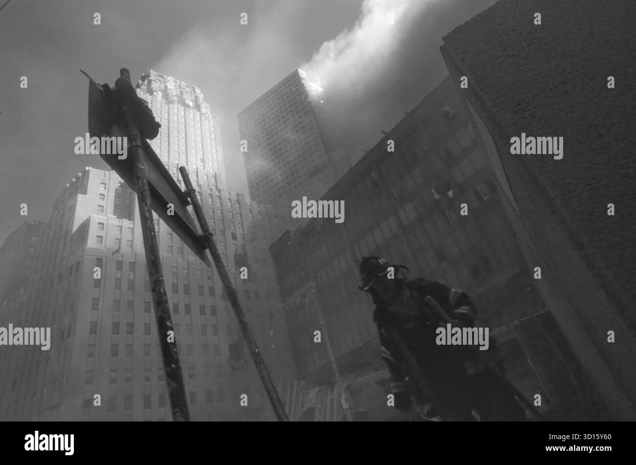 FDNY pompier-à-la-base-du-bâtiment en feu-après-les-attentats-terroristes-11 septembre Banque D'Images