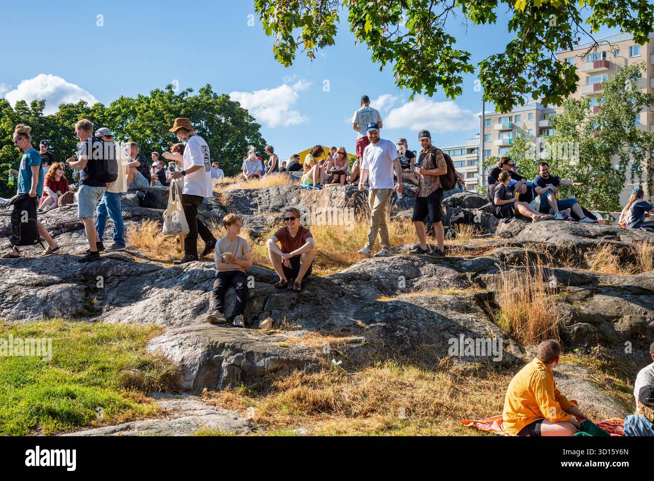 Les habitants d'Ilolanpuisto se garent au festival de rue Kallio Block Party 2025 dans le quartier de Kallio à Helsinki, en Finlande Banque D'Images