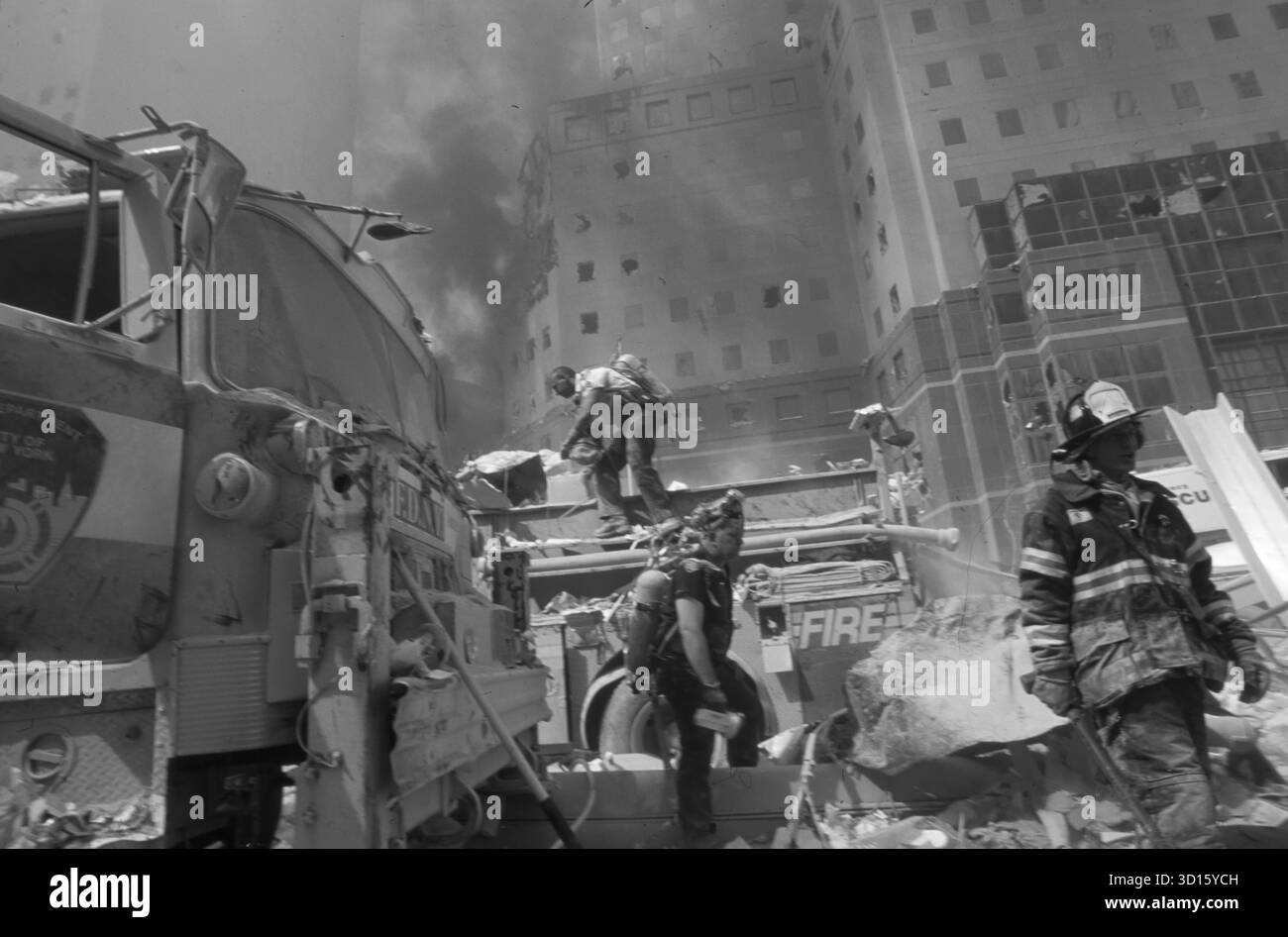 new-york-city-pompiers-au-milieu-débris-après-septembre-attentats terroristes Banque D'Images