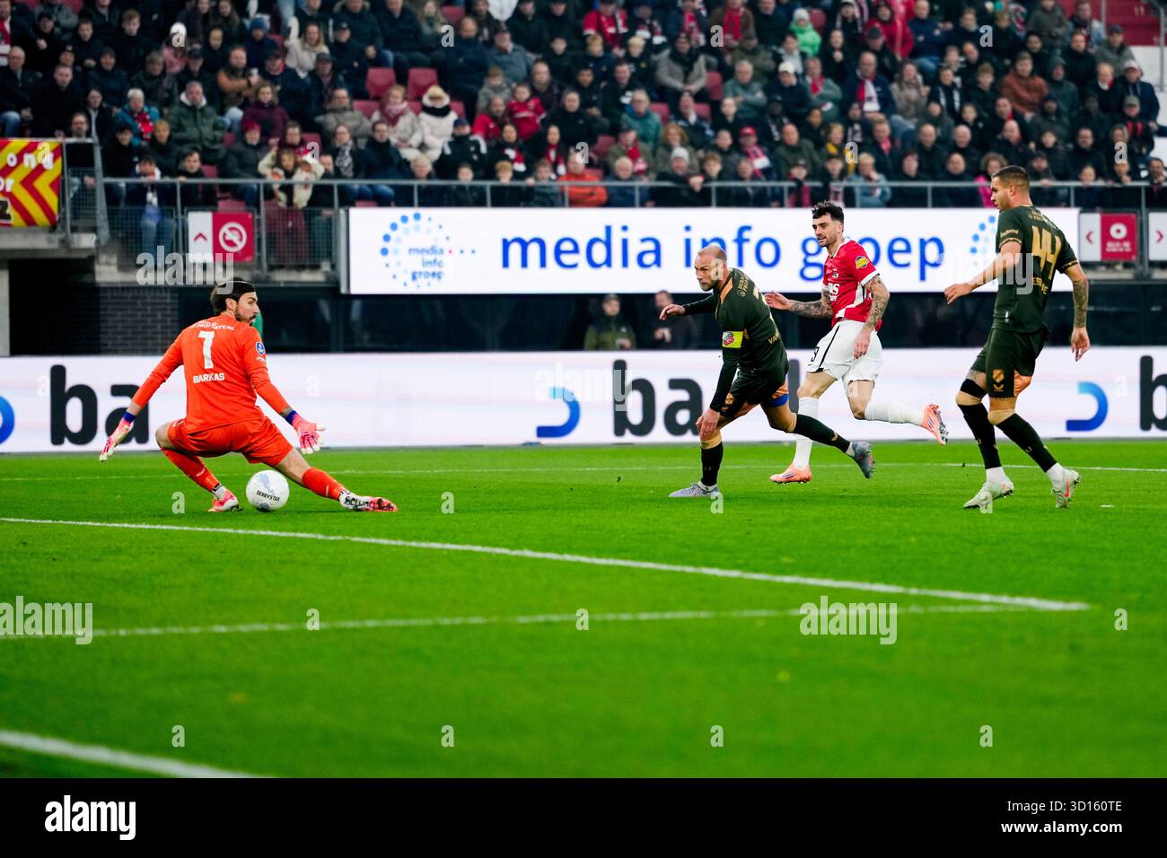 Alkmaar, pays-Bas. 26 octobre 2025. ALKMAAR, PAYS-BAS - OCTOBRE 26 : le gardien de but Vasilios Barkas du FC Utrecht incapable de dévier le but de Troy Parrott de l'AZ Alkmaar, Mike van der Hoorn du FC Utrecht lors du match néerlandais Eredivisie entre l'AZ Alkmaar et le FC Utrecht au stade AFAS le 26 octobre 2025 à Alkmaar, pays-Bas. (Photo de Ed van de Pol/Orange Pictures) crédit : Orange pics BV/Alamy Live News Banque D'Images