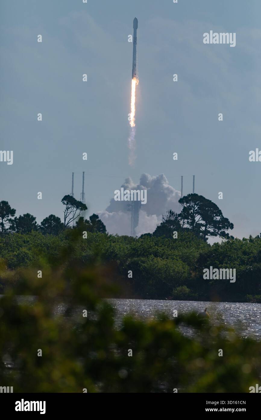 Cap Canaveral, États-Unis. 26 octobre 2025. A 11h00 dimanche 26 octobre 2025 SpaceX lance son Starlink 10-21 Cape Canaveral Florida avec B-1077-24 atterrissant sur ASOG. Cela marque le 89e lancement de toutes les aires de lancement de Floride et SpaceX 136e mission année après année. (Photo de Scott Schilke/SipaUSA) crédit : Sipa USA/Alamy Live News Banque D'Images