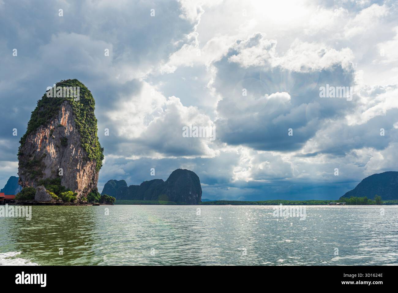 Baie de Phang Nga avec monts rocheux, près du village flottant de Koh Panyee, Thaïlande Banque D'Images