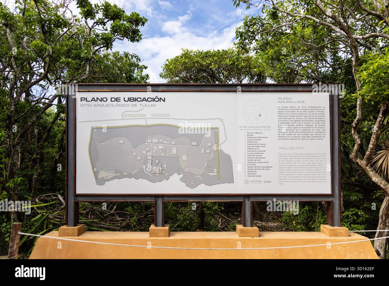 Affichage de carte à l'entrée du site archéologique de Tulum, montrant la disposition de l'ancienne ville maya fortifiée sur la côte caribéenne du Mexique. Banque D'Images