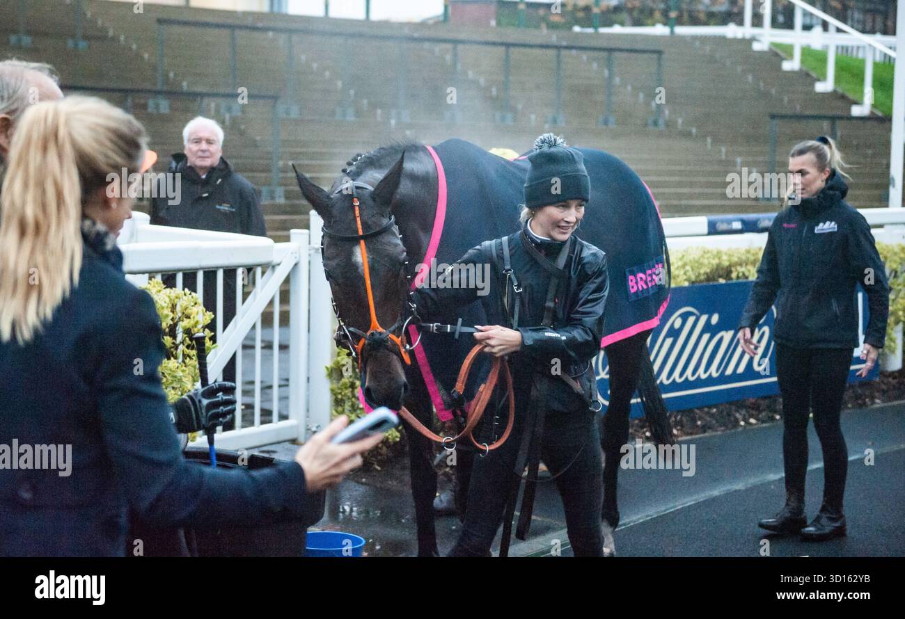 Liverpool, Royaume-Uni. Dimanche 26 octobre 2025. Edith Pelham après avoir remporté le Racing TV Mares Open National Hunt Flat Race à Aintree. Crédit JTW Equine images / Alamy Live News Banque D'Images