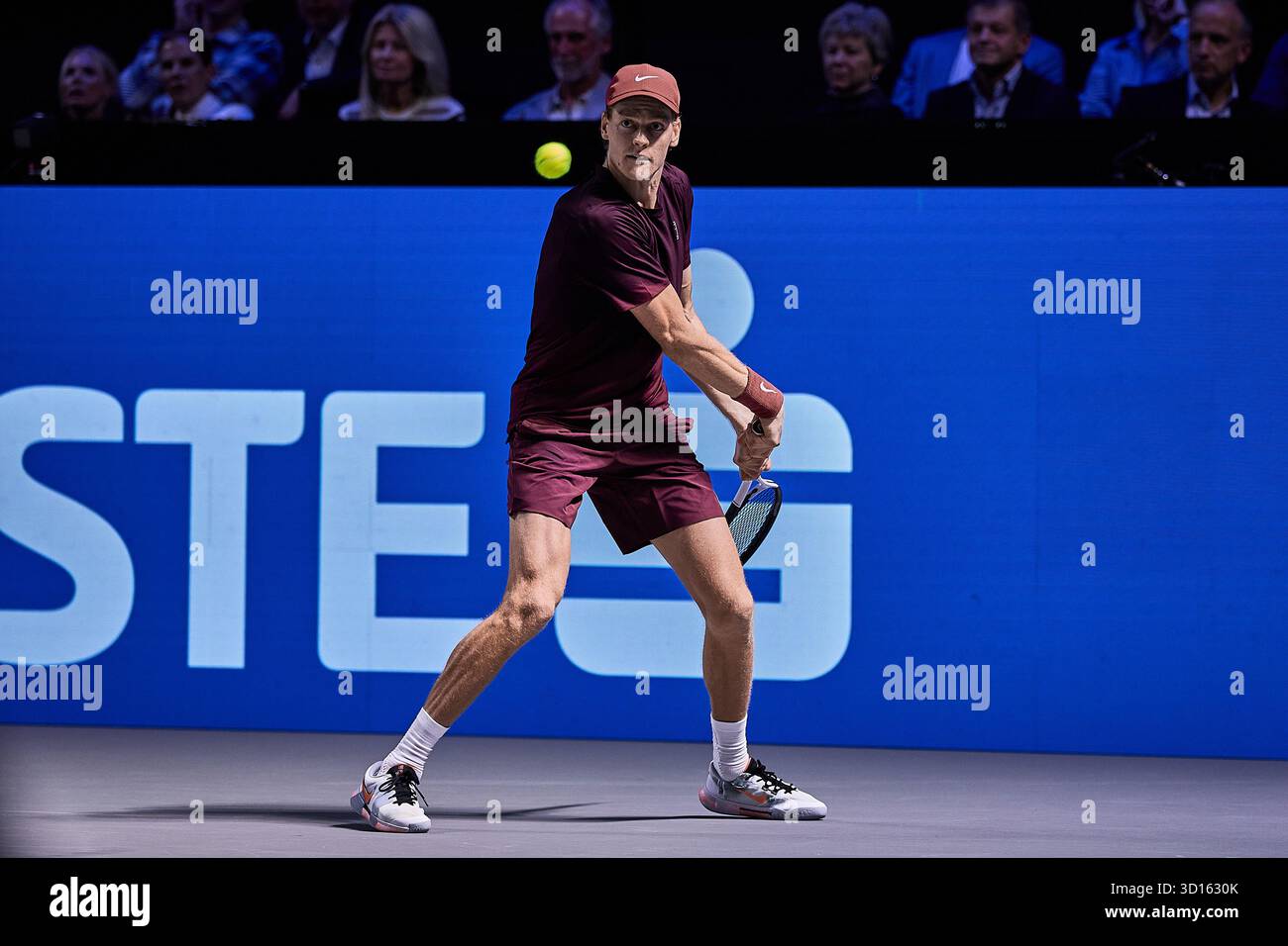 Vienne, Vienne, Autriche. 26 octobre 2025. Jannik Sinner of Italy revient avec le revers à Alexander Zverev lors de l'Erste Bank Open - ATP500, Mens Tennis, 26.10.2025, Vienne (Wiener Stadthalle), Autriche (crédit image : © Mathias Schulz/ZUMA Press Wire) USAGE ÉDITORIAL SEULEMENT ! Non destiné à UN USAGE commercial ! Banque D'Images Vienne, Vienne, Autriche. 26 octobre 2025. Jannik Sinner of Italy revient avec le revers à Alexander Zverev lors de l'Erste Bank Open - ATP500, Mens Tennis, 26.10.2025, Vienne (Wiener Stadthalle), Autriche (crédit image : © Mathias Schulz/ZUMA Press Wire) USAGE ÉDITORIAL SEULEMENT ! Non destiné à UN USAGE commercial ! Banque D'Images