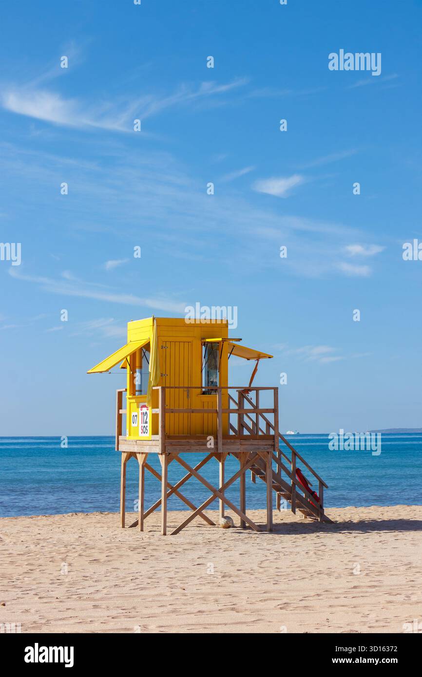 Tour de sauveteur en bois jaune vif sur une plage de sable vide avec mer turquoise calme c'an pastilla mallorca Banque D'Images