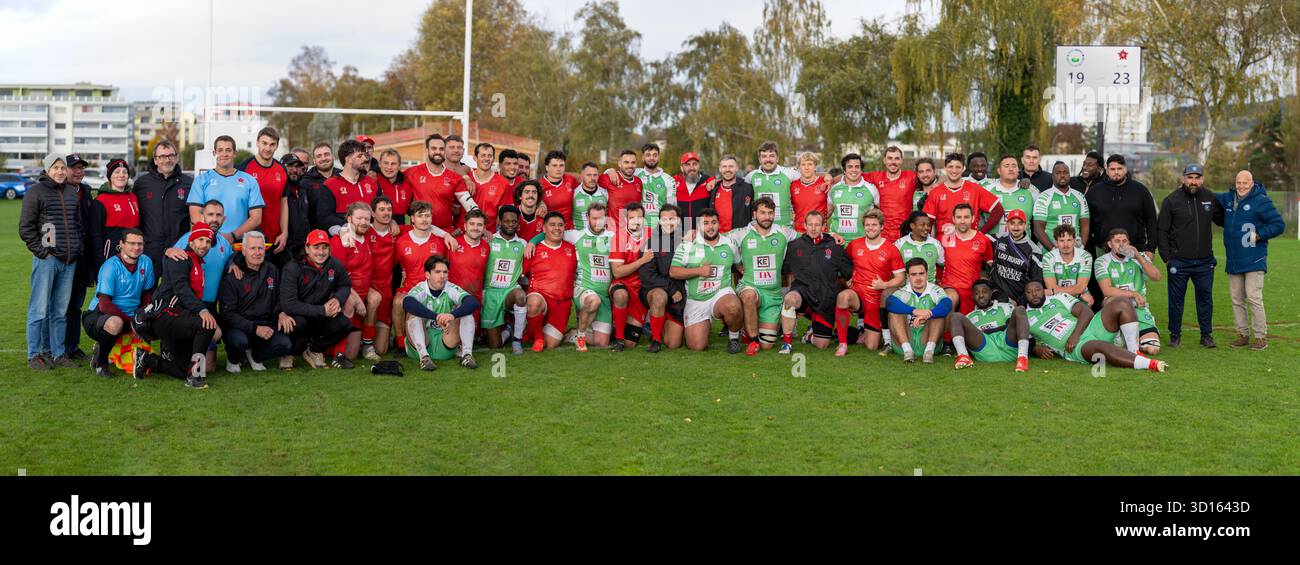 Les équipes Suisse et Yverdon post-match après une victoire par faute dure pour la Suisse 22 - 19 Yverdon. Dans le sympathique aussi pour soutenir 50 ans de Yverdon Rugby Club. Banque D'Images