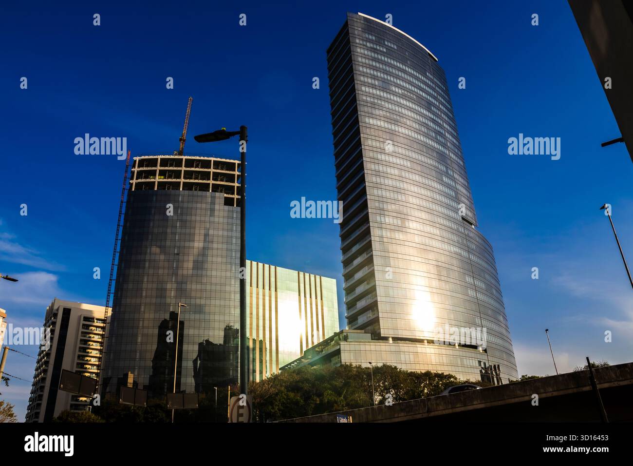Sao Paulo, Brésil, 28 juillet 2024. Gratte-ciel modernes à Vila Olímpia, un quartier d'affaires majeur de Sao Paulo. Le contraste d'un bâtiment sous constru Banque D'Images