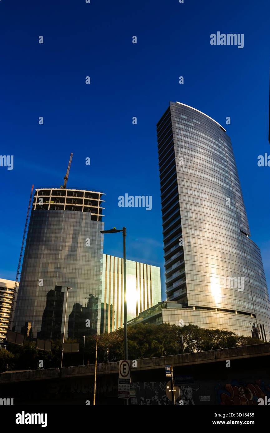 Sao Paulo, Brésil, 28 juillet 2024. Gratte-ciel modernes à Vila Olímpia, un quartier d'affaires majeur de Sao Paulo. Le contraste d'un bâtiment sous constru Banque D'Images