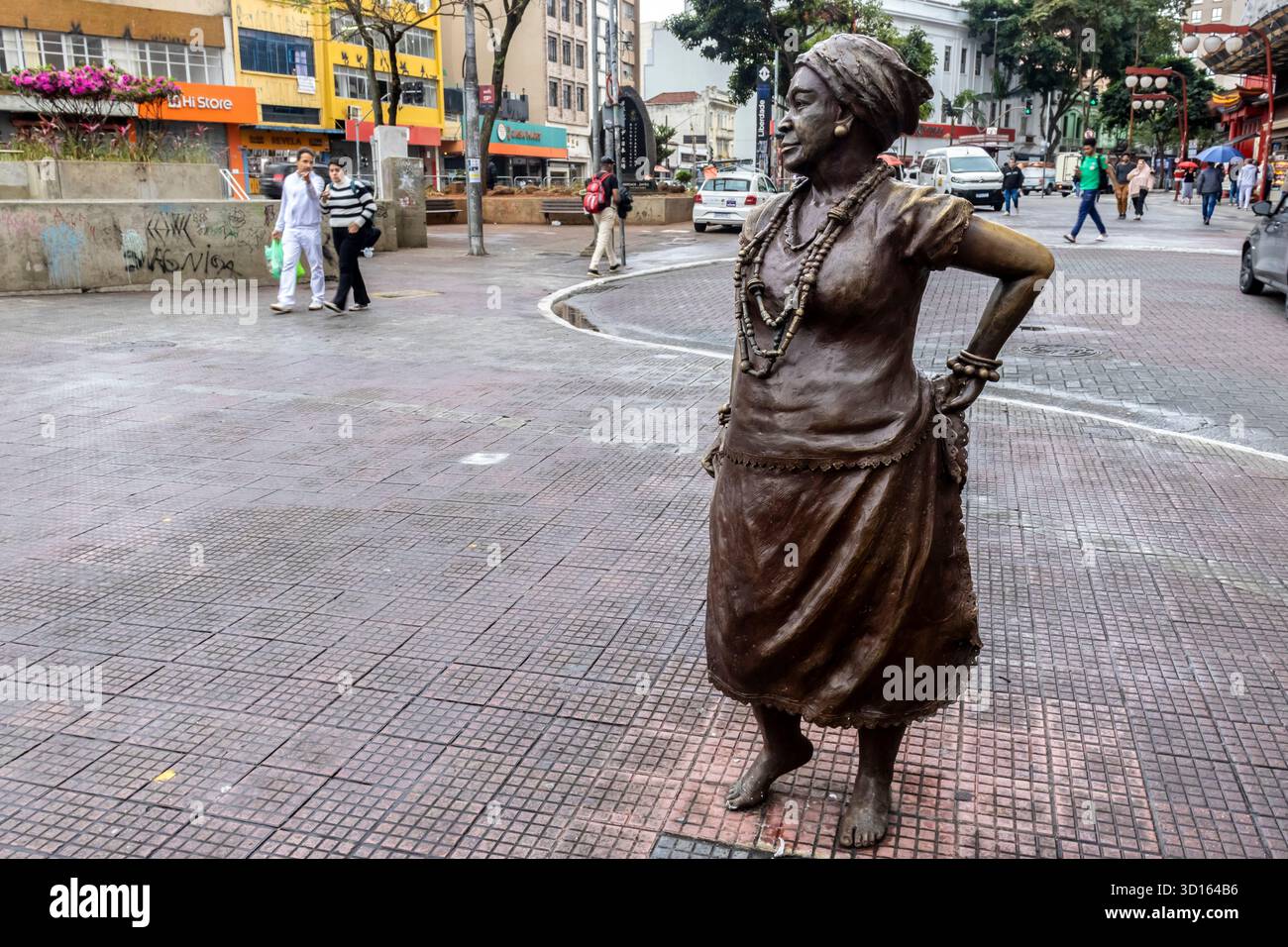 Sao Paulo, SP, Brésil. 7 août 2024. Statue de Madrinha Eunice, matriarche fondatrice de la samba de Sao Paulo, par l'artiste Lidia Lisboa, dans Liberdade sq Banque D'Images