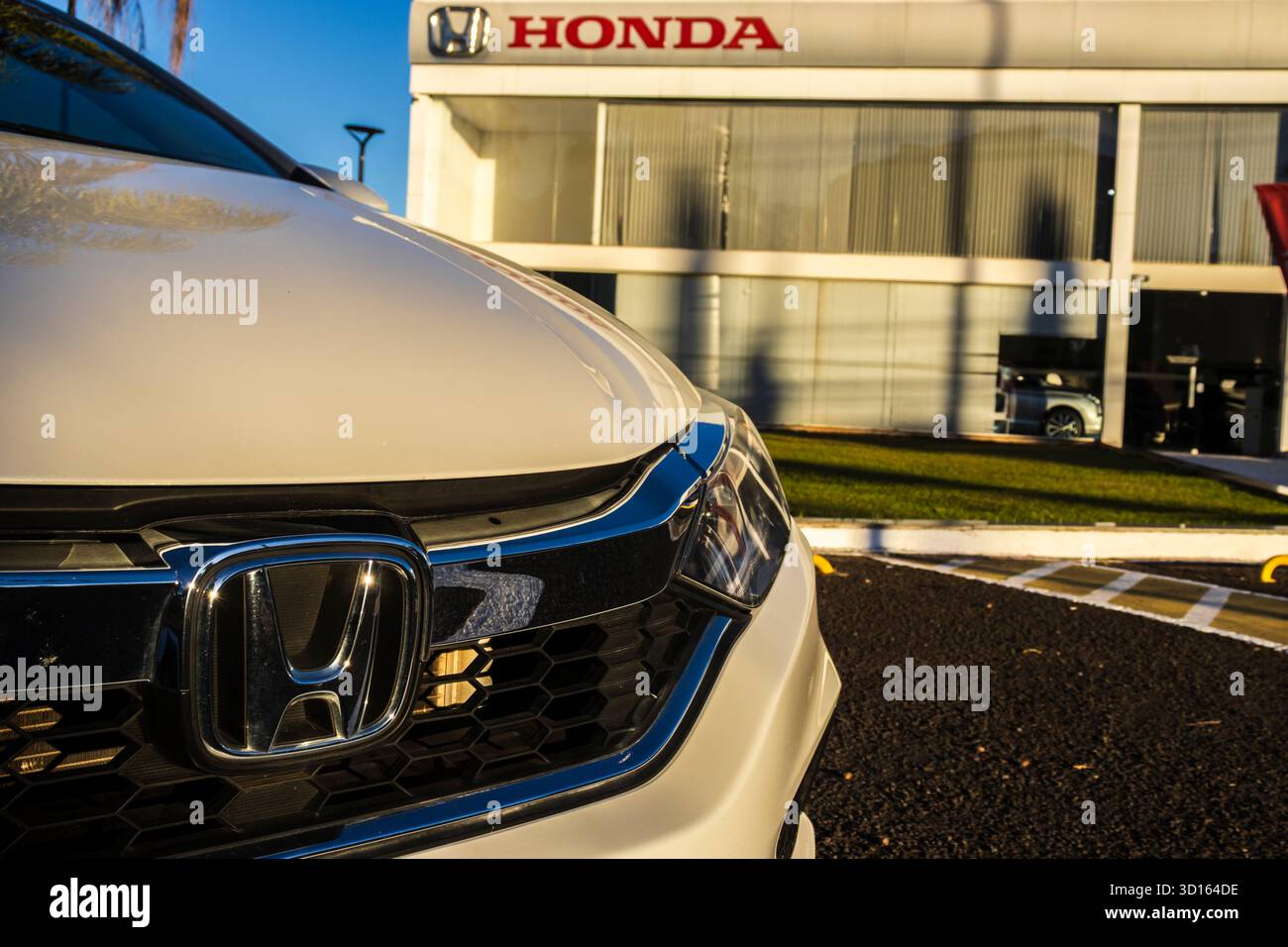 Marilia, SP, Brésil, 29 mai 2025. Gros plan d'une voiture Honda blanche présentant la calandre, le phare et le logo de la marque devant une concession im Marilia Banque D'Images