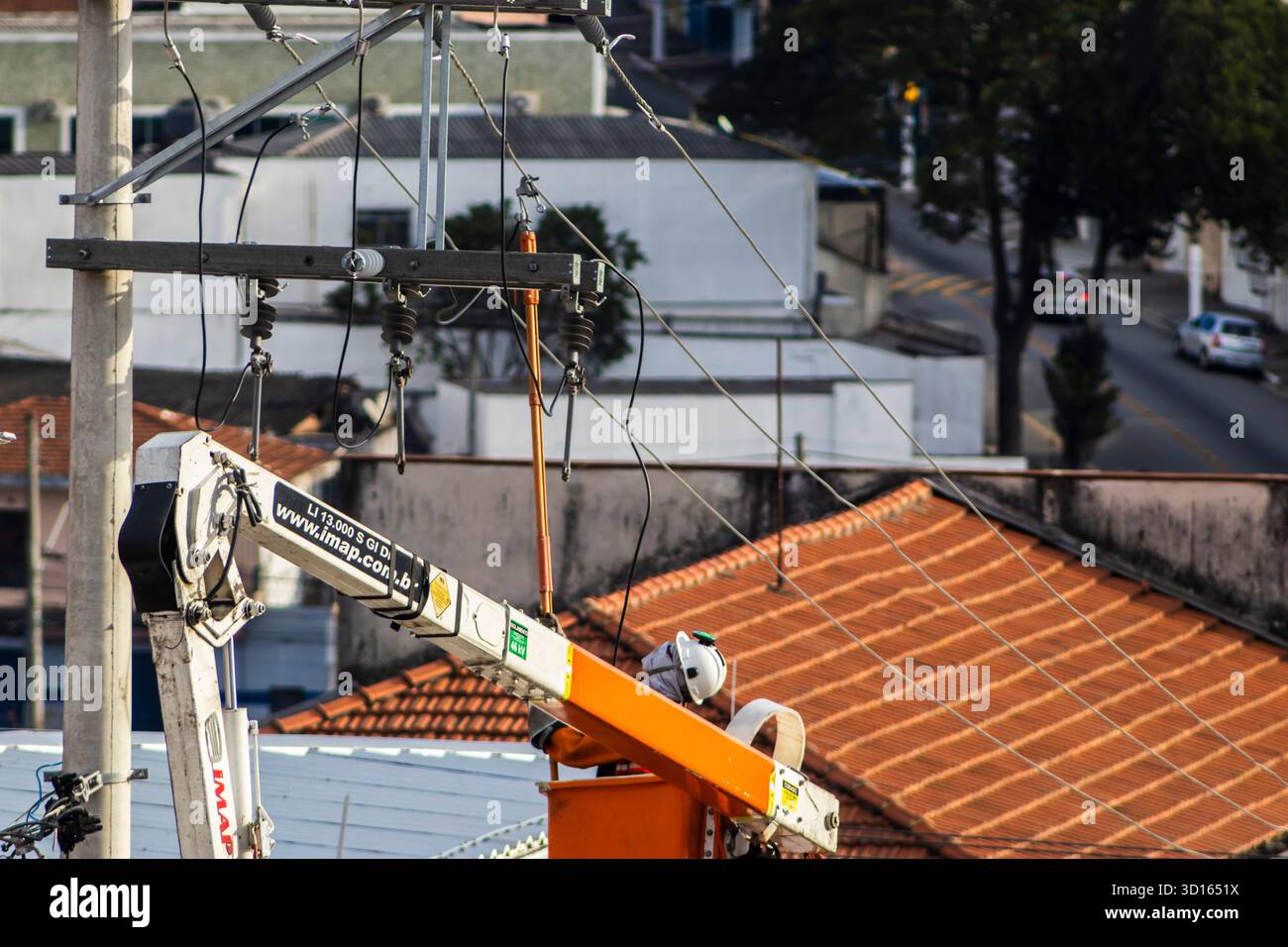 Sao Paulo, Brésil, 13 juillet 2025. Un employé d'Enel, une entreprise d'énergie à Saão Paulo, SP, effectue la maintenance du réseau électrique à haute tension que p Banque D'Images
