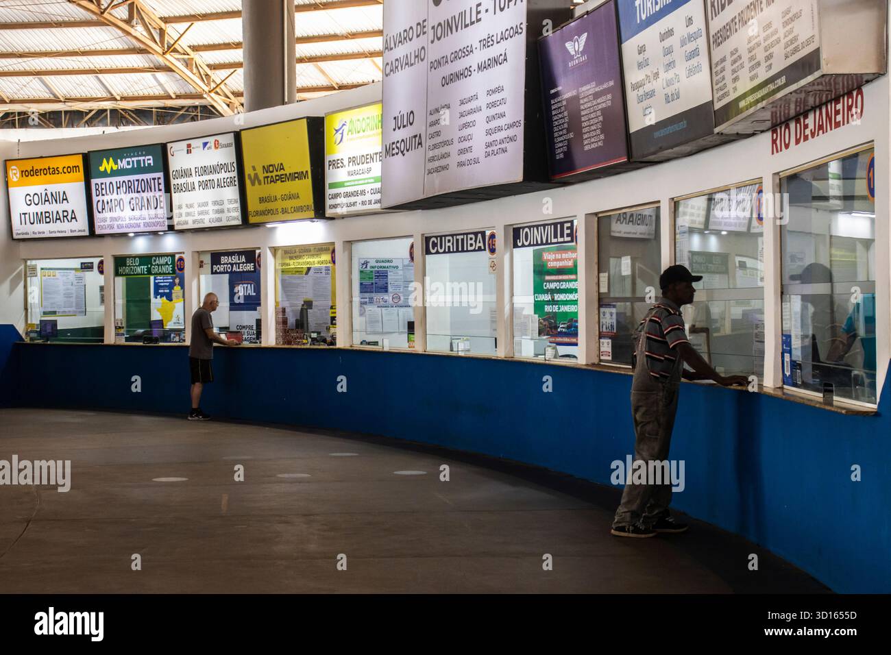 Marilia, SP, Brésil. 26 septembre 2025. Passagers aux guichets de la gare routière de Marília, SP. Les panneaux pour diverses compagnies indiquent les itinéraires Banque D'Images