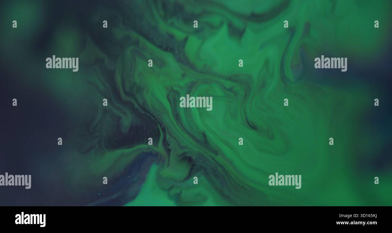 Encre nuageuse. Flux de mélange. Flou vert flou couleur violet texture moussant eau déversant sur fond d'art créatif abstrait. Banque D'Images