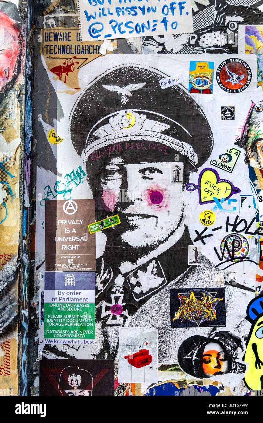 Art de rue politique d'Elon Musk en uniforme allemand, Brick Lane, Londres, Angleterre Banque D'Images