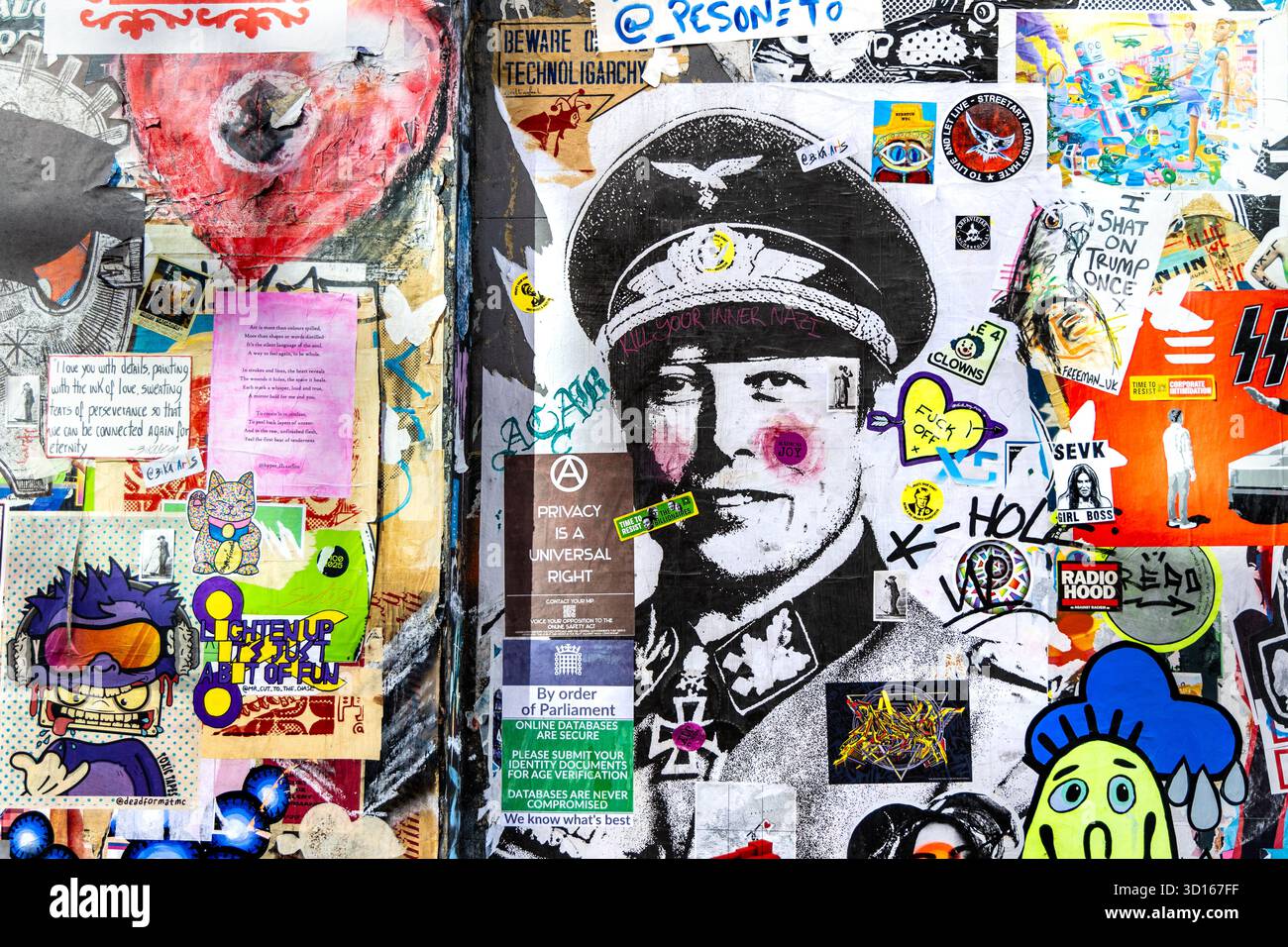 Art de rue politique d'Elon Musk en uniforme allemand, Brick Lane, Londres, Angleterre Banque D'Images