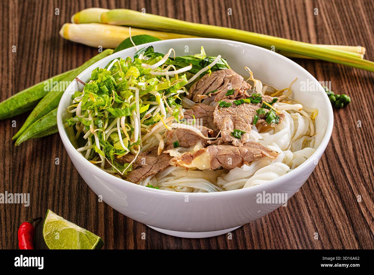 Soupe traditionnelle vietnamienne pho bo avec du bœuf Banque D'Images