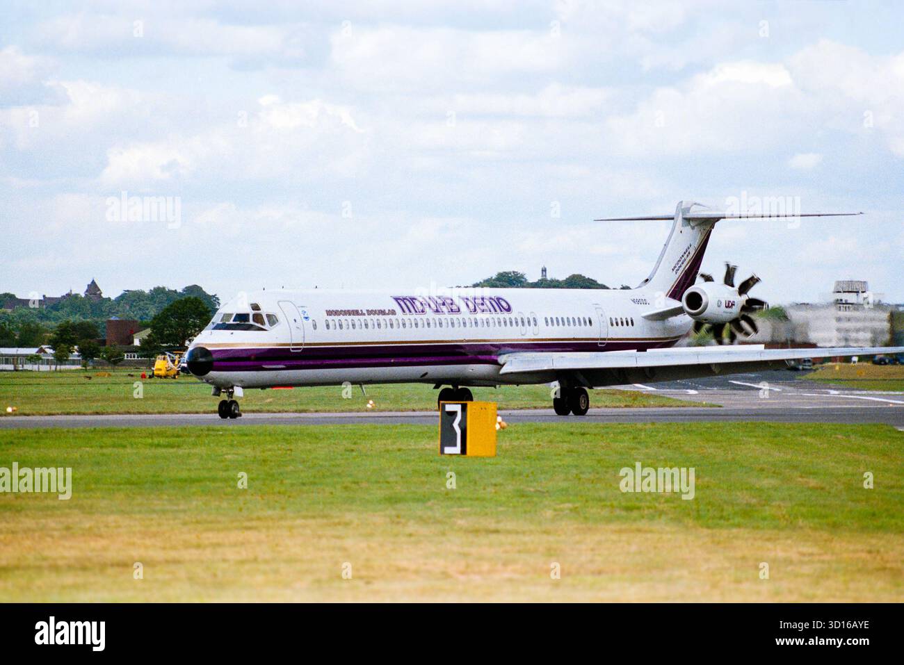 General Electric GE36 Unducted Fan Engine sur un démonstrateur McDonnell Douglas MD-80 au salon aéronautique de Farnborough 1988. Banc d'essai MD-UHB avion N980DC. Prototype McDonnell Douglas MD-80 qui a volé pour la première fois en 1979, puis a subi des dommages à la queue en 1980. Converti pour servir de banc d'essai de moteur pour le projet de ventilateur non conduit avant d'être stocké et finalement mis au rebut en 1994 Banque D'Images