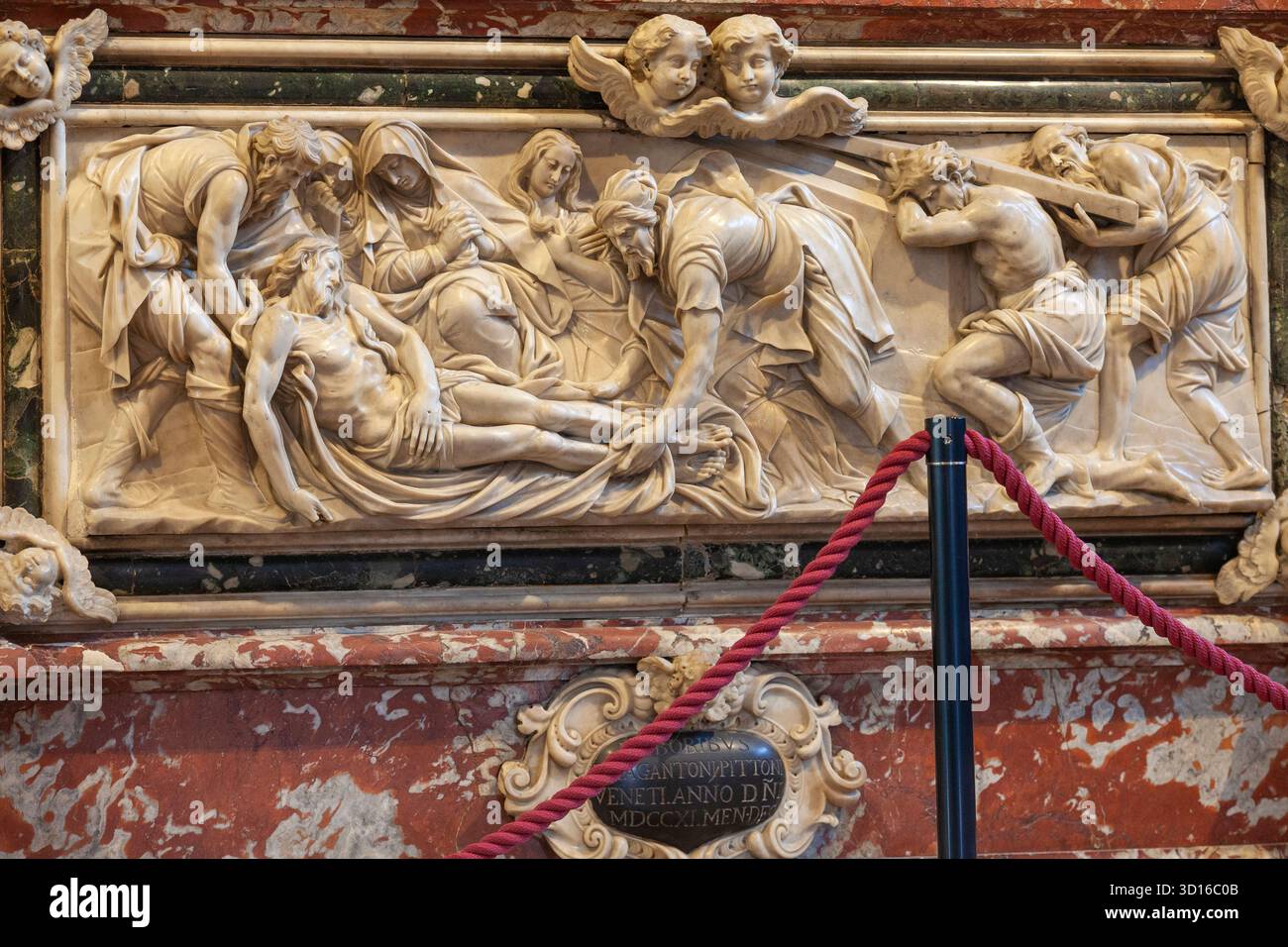 1711 bas-relief de Cabianca sur autel de reliques en marbre de Carrare, Crucifixion, dépôt et enterrement de Jésus-Christ, Basilica dei Frari, Venise Italie Banque D'Images