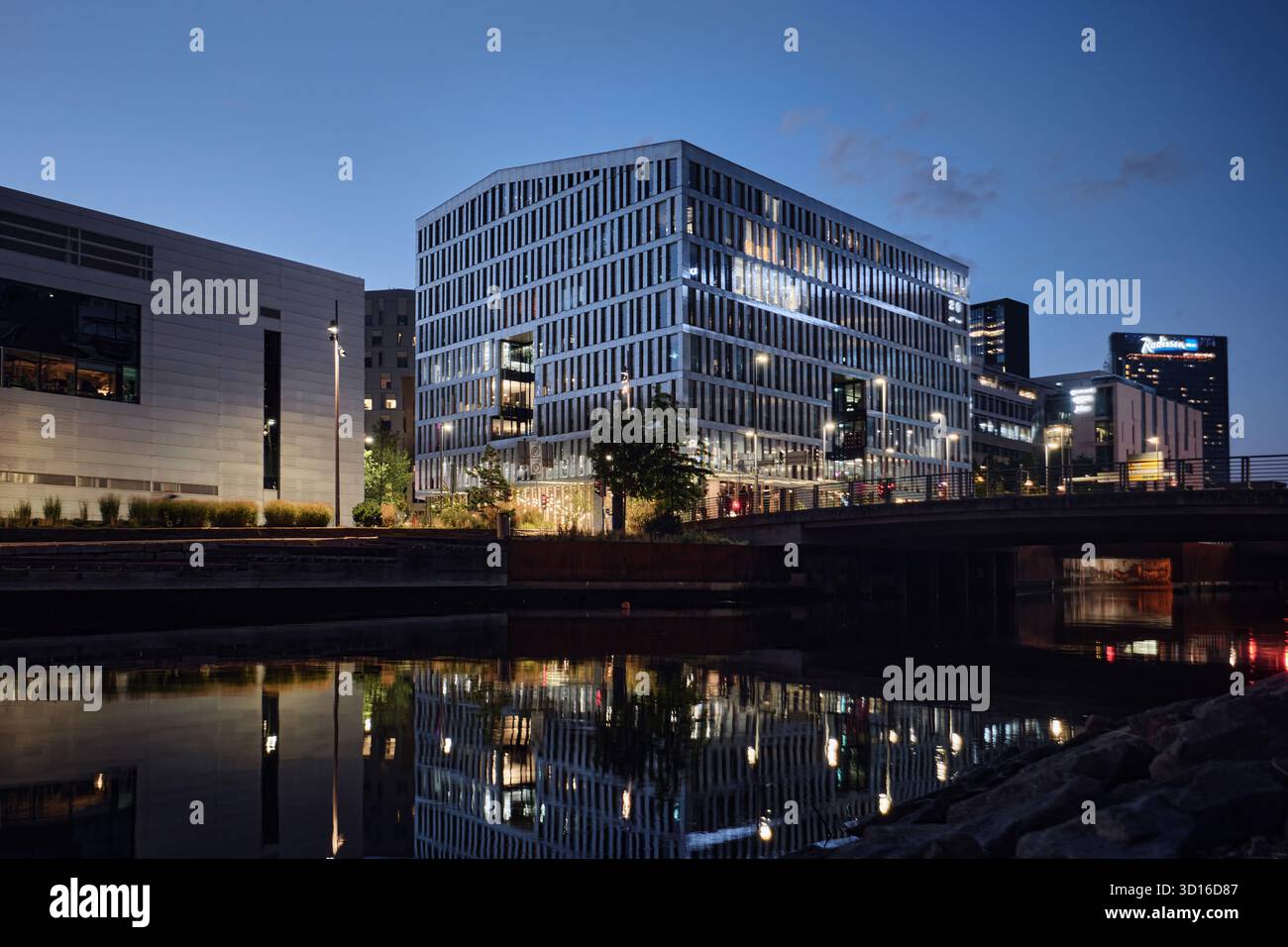 Oslo, Norvège - 7 septembre 2025 : quartier des affaires moderne à Oslo, Scandinavie. Immeubles de bureaux modernes dans le quartier de Bjorvika, TV 2, Dronning Eufemias Banque D'Images