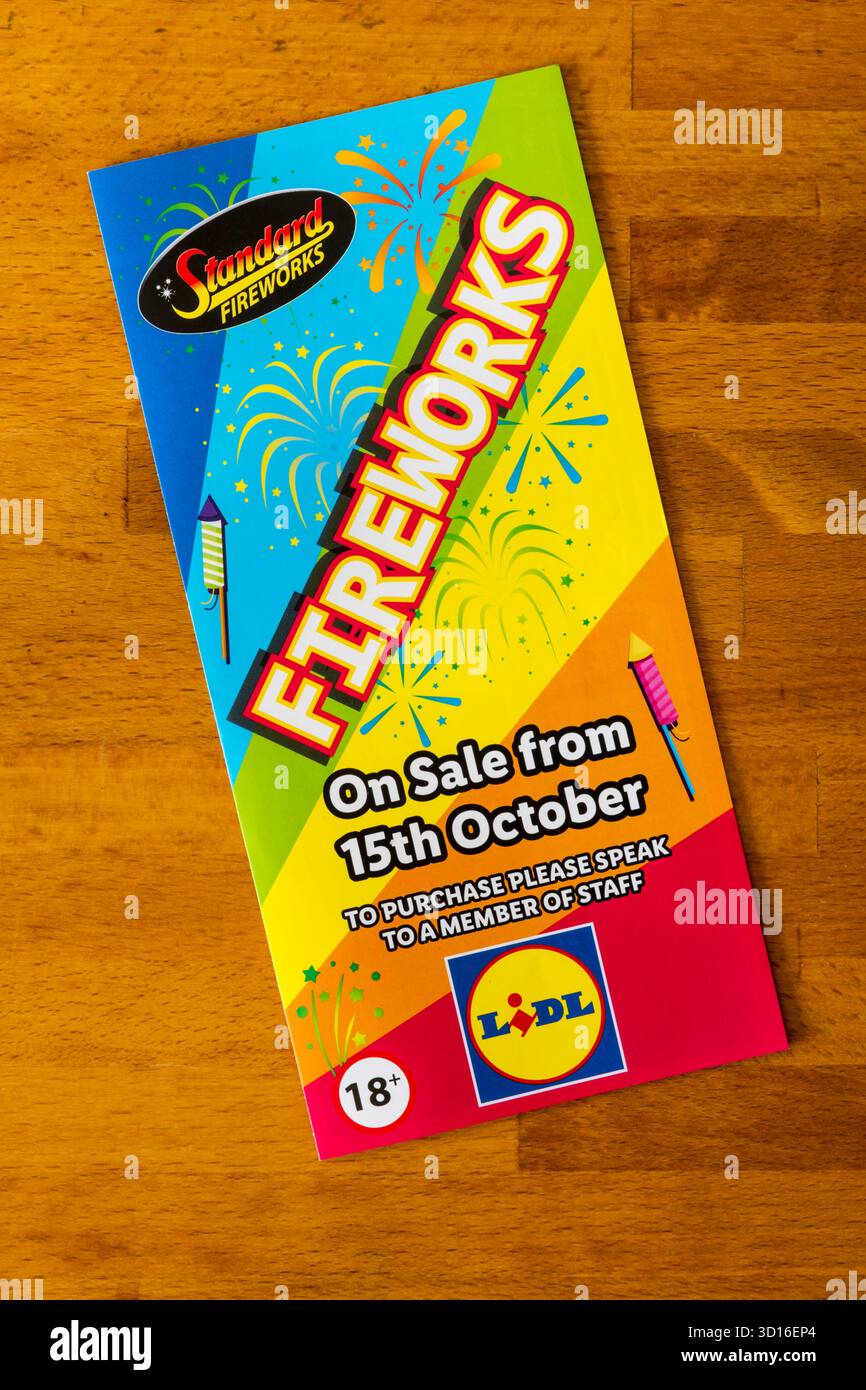 Un dépliant annonçant les feux d'artifice standard en vente dans les supermarchés Lidl. Banque D'Images