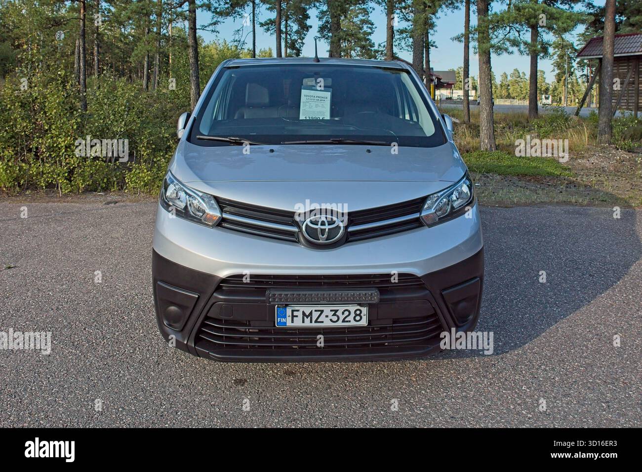 Horsbäck, Raasepori, Finlande - 2 août. 2025 : Toyota Proace 2,0 D4D (2018) garée. Banque D'Images