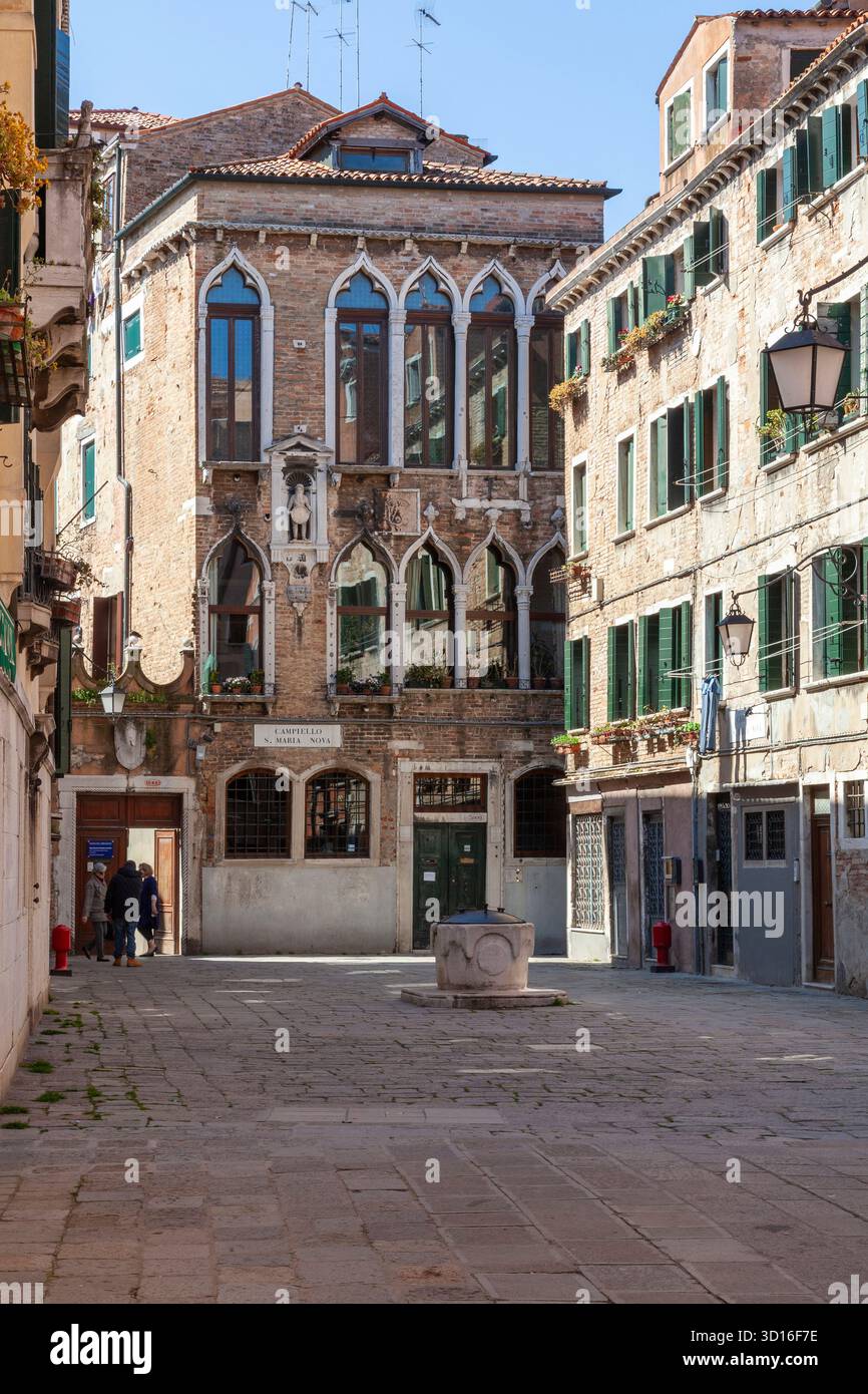 Palazzo Bembo, Campiello Santa Maria Nova, Cannaregio, Venise, Italie. Dans un style gothique avec des fenêtres élégantes Banque D'Images