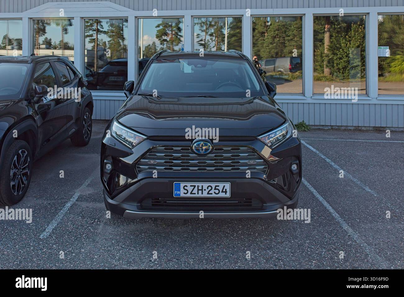 Horsbäck, Raasepori, Finlande - 2 août. 2025 : Toyota RAV 4 V 2,5 Hybrid (2025) stationné. Banque D'Images